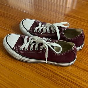 Burgundy Chuck Taylor low top size 6.5 in women size